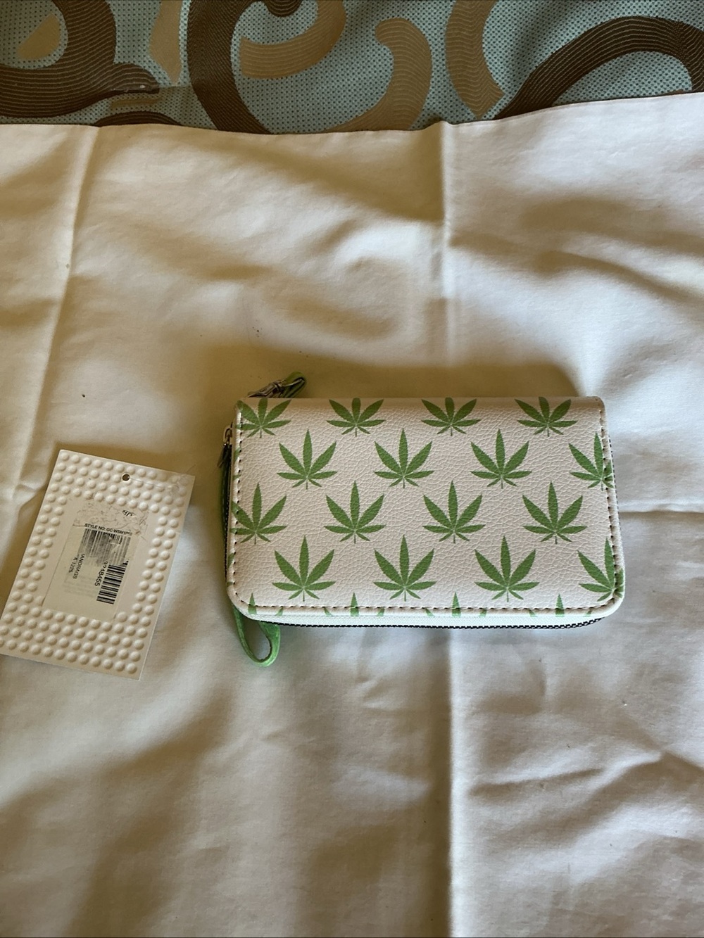 White Wristlet Wallet with Green Hemp Leaf Print - Picture 2 of 3